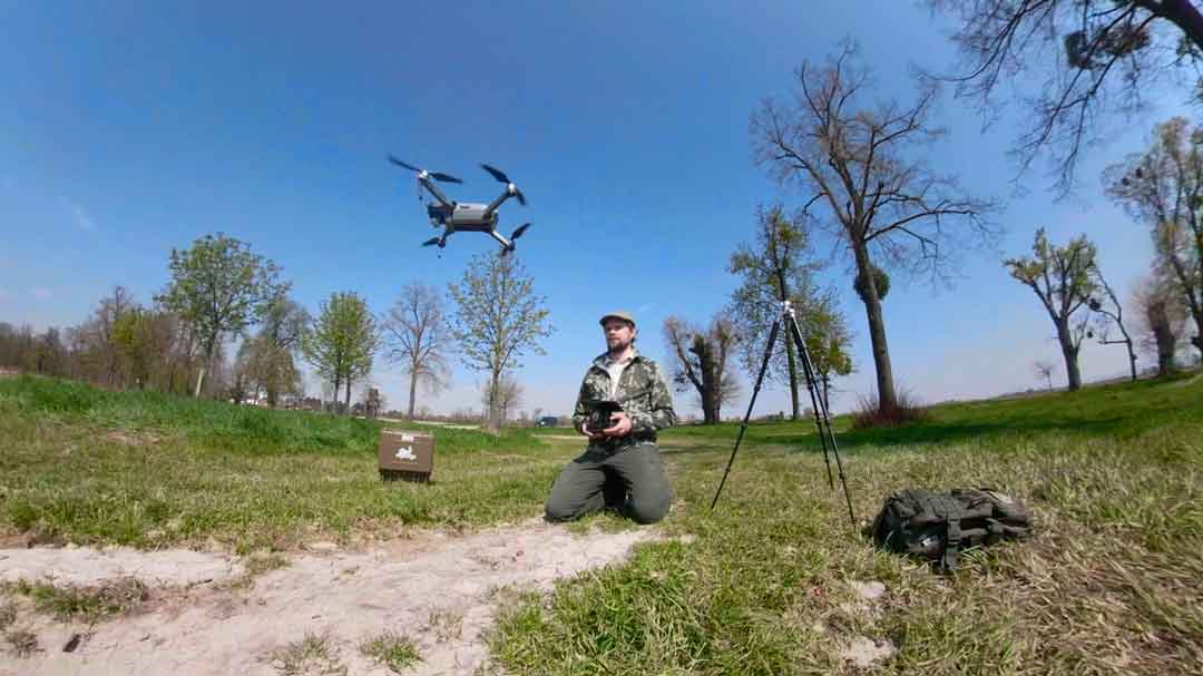 Robin Sandfort filmt mit der Drohne